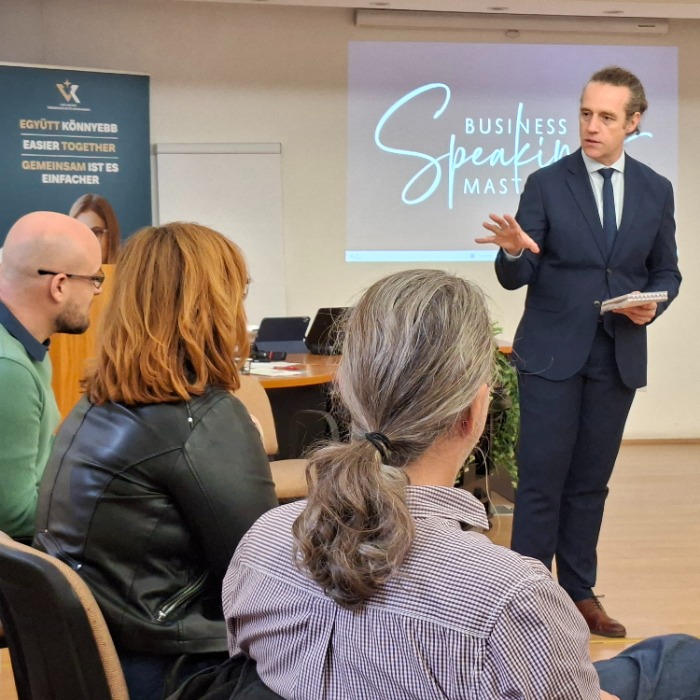 Magabiztos üzleti kommunikáció angolul – A VMKIK legújabb szakmai programja zajlott Gyurácz Zoltánnal